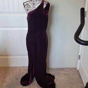 Chic One-Shoulder Velvet Gown in Deep Burgundy